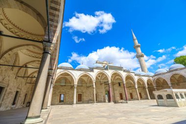 Süleyman Camii 'nin avlusu, Türkiye' nin İstanbul kentindeki Osmanlı ihtişamı ve mimari dehanın bir kanıtı olarak duruyor. Etkileyici kubbeleri ve uzun minareleri onu çağın sembolü yapıyor.