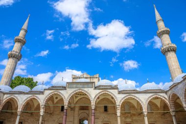 İstanbul 'da Süleyman Camii' nin avlusu. Mimari başyapıt ve Osmanlı ihtişamının sembolü. Görkemli kubbeleri ve yükselen minareleri ile