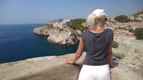 Femme Sur Les Murs Supérieurs Ville Dubrovnik Croatie Vue Sur — Video