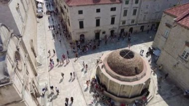 Dubrovnik, Hırvatistan, Avrupa - 8 Ağustos 2021: Dubrovnik şehir manzarası en eski ortaçağ duvarlarından. Onofrios Fountain Meydanı 'ndaki Fransisken Kilisesi ve Manastırı' nın çan kulesi..