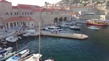 Dubrovnik, Hırvatistan, Avrupa - 8 Ağustos 2021: Dubrovnik kentinin eski limanı. Dalmaçya 'nın tarihi Hırvatistan kenti Dubrovnik. UNESCO Venedik mimarisi.