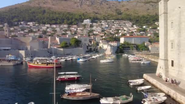 Dubrovnik Hırvatistan Avrupa Ağustos 2021 Eski Ortaçağ Limanı Şehrin Duvarları — Stok video