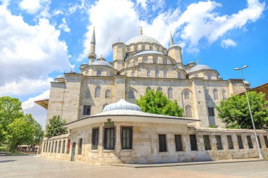 Yeni Cami, İstanbul Yeni Cami, Türkiye. Galata Köprüsü 'nün güney ucundaki Golden Horn' da yer alan köprü, eski şehir merkezinden modern Beyoğlu bölgesine tarihi bir geçişi simgeliyor..