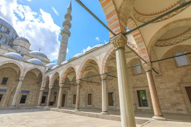 Süleyman Camii 'nin avlusu, Türkiye' nin İstanbul kentindeki Osmanlı ihtişamı ve mimari dehanın bir kanıtı olarak duruyor. Etkileyici kubbeleri ve uzun minareleri onu çağın sembolü yapıyor.
