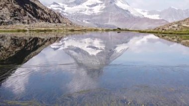 Matterhorn Dağı, Cervino ve İsviçre Alpleri ile Riffelsee Gölü. Zermatt, Valais Kantonu, İsviçre. Riffelsee, Gornergrat Bahn demiryolu üzerinde Riffelseeweg yolunda yer almaktadır..