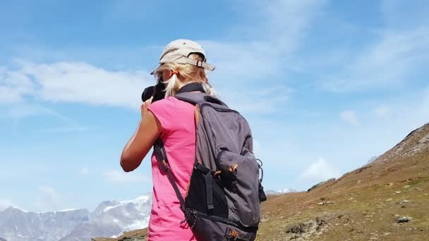 Slow Motion Alpina Ängar Runt Matterhorn Reflekteras Riffelsee Lake Backpacker — Stockvideo
