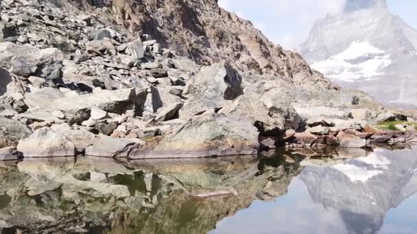 Slow Motion Panorama Des Matterhorns Und Der Schweizer Alpen Riffelsee — Stockvideo