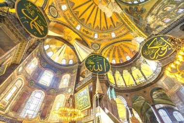İstanbul, Türkiye - 1 Ağustos 2023: İstanbul, Türkiye 'deki Ayasofya Camii, ihtişamı ve önemi ile bilinen tarihi mimari mucize. Başlangıçta katedral olarak inşa edilen bina, daha sonra bir camiye dönüştü.