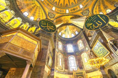İstanbul, Türkiye - 1 Ağustos 2023: İstanbul 'daki Ayasofya Camii. Mimari mucizenin tarihi önemi çok büyüktür. Başlangıçta bir katedral olarak inşa edildi ve bir camiye dönüştürüldü..