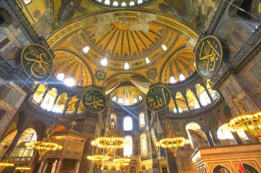 İstanbul, Türkiye - 1 Ağustos 2023: Ayasofya Camii. Büyük öneme sahip ünlü bir mimari şaheser. Başlangıçta bir katedral olarak inşa edilen bina, sonunda bir camiye dönüştü..
