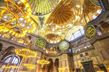 İstanbul, Türkiye - 1 Ağustos 2023: Ayasofya Camii. Büyük öneme sahip ünlü bir mimari şaheser. Başlangıçta bir katedral olarak inşa edilen bina, sonunda bir camiye dönüştü..