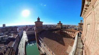 Ferrara, İtalya 'nın Ferrara Kalesi' nden muhteşem bir manzara. Gerilim şatosu 1385 'e kadar uzanır, Este Hanedanı, şehrin uzun zamandır lordları ve Ferrara Dükalığı tarafından dikildiği zamana..