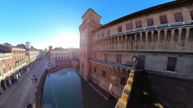 Ferrara Kalesi 'nin kuleleri, İtalya' nın Ferrara UNESCO şehrinin çarpıcı hava manzarasını sunuyor. Şato, 1385 yılında Ferrara Dükalığı ve şehri yöneten Este ailesi tarafından inşa edilmiş etkileyici bir yapıdır..