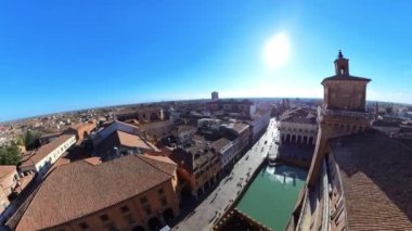Ferrara Kalesi 'nin kuleleri, İtalya' nın Ferrara UNESCO şehrinin çarpıcı hava manzarasını sunuyor. Şato, 1385 yılında Ferrara Dükalığı ve şehri yöneten Este ailesi tarafından inşa edilmiş etkileyici bir yapıdır..