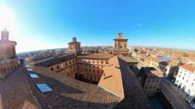 Ferrara, İtalya 'nın Ferrara Kalesi' nden muhteşem bir manzara. Gerilim şatosu 1385 'e kadar uzanır, Este Hanedanı, şehrin uzun zamandır lordları ve Ferrara Dükalığı tarafından dikildiği zamana..