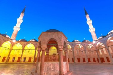 Türkiye 'deki İstanbul' daki Mavi Cami Manastırı. Sultan Ahmed Camii olarak biliniyor. Altı minaresi ve zarif kubbeleri olan ikonik mavi döşeme. UNESCO Dünya Mirası Alanı.
