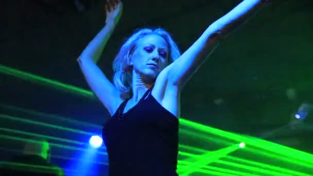 Wanita Seksi Menari Dalam Tarian Modern Dalam Gelap Klub Disko — Stok Video