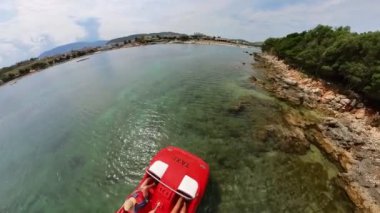 Gözlerden uzak kıyı şeridinin onları ferahlatıcı bir dalışa davet ettiği Rilinda Sahili 'nden geçen pedal teknesiyle Arnavut tekne gezisi. Arnavutluk 'un Ksamil adalarında insansız hava aracı manzarası