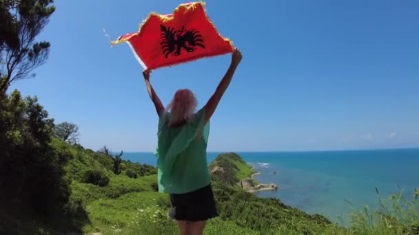 Donna Con Bandiera Albanese Capo Rodon Albania Tranquille Spiagge Lungo — Video Stock