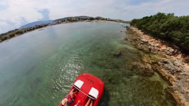 Passeio Barco Albanês Barco Pedal Passando Pela Praia Rilinda Onde — Vídeo de Stock
