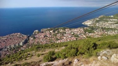 Dubrovnik 'in panoramik manzarası, Dalmaçya' nın Hırvat kentini teleferik istasyonundan duvarlara ördü. Batı Limanı 'ndaki Lovrijenac kalesinin en iyi manzarası..