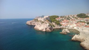 Hırvatistan 'ın Dubrovnik şehrinin en üst duvarlarından Fort Lovrijenac. Batı limanındaki Lovrijenac Kalesi 'ni arıyoruz. Dalmaçya 'nın tarihi Hırvatistan kenti Dubrovnik. UNESCO Dünya Mirası Alanı.