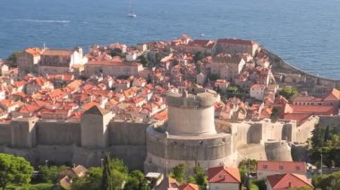 Hırvatistan 'ın Dubrovnik duvarlarında hava manzarası. Tvrdava Minceta Kulesi ve Bakire Meryem 'in Varsayımı Katedrali manzarası. Dalmaçya 'daki Dubrovnik UNESCO Venedik kenti Hırvatistan