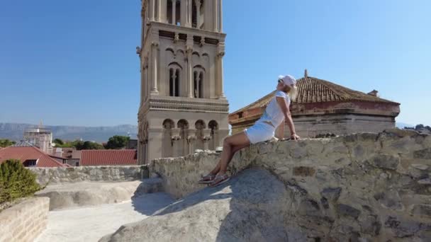 Γυναίκα Στην Κορυφή Άποψη Vestibule Κτίριο Κοιτάζοντας Καμπαναριό Σπλιτ Του — Αρχείο Βίντεο