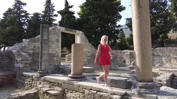 Slow Motion Turistkvinna Promenader Kolumnerna Basilikan Utanför Den Antika Romerska — Stockvideo