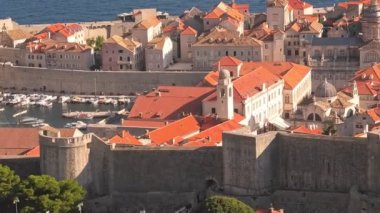 Hırvatistan 'daki Dubrovnik duvarlarında hava manzarası. Bakire Meryem 'in Varsayımı Katedrali ve Tvrdava Minceta Kulesi ve Fort Bokar. Kilise Crkva Sv. Dalmaçyalı Vlaho Saint Biagio