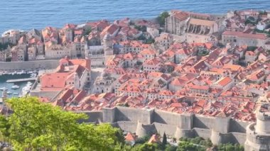 Hırvatistan 'daki Dubrovnik kışlasında hava manzarası. Bakire Meryem 'in Hükmü Katedrali ve Crkva Sv Kilisesi manzarası. Dubrovnik 'li Vlaho Saint Biagio. Dalmaçya 'daki UNESCO kasabası Hırvatistan