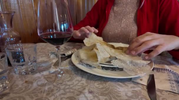 Senhora Deliciando Com Sabores Borlengo Prato Clássico Emilia Romagna Itália — Vídeo de Stock