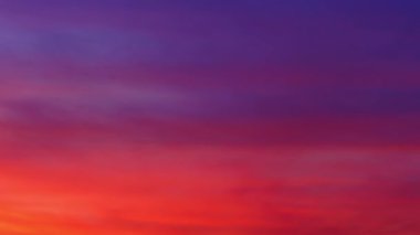 Gün batımı gökyüzünün güzel bir zamanlaması var. Sıcak renk değişimi, koyu mordan, gökyüzünde bulutlar olan zengin kırmızıya, huzurlu ve huzurlu bir ruh hali taşır..