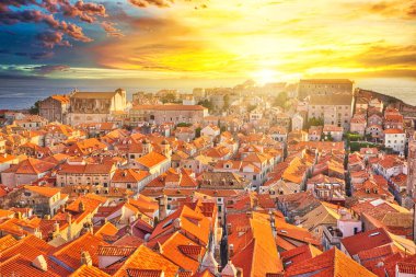 Hırvatistan 'ın Dubrovnik duvarlarında gün batımında hava manzarası. Bakire Meryem 'in Hükmü Katedrali ve Crkva Sv Kilisesi manzarası. Dalmaçya 'nın Hırvatistan' daki Dubrovnik UNESCO kasabasından Vlaho Saint Biagio