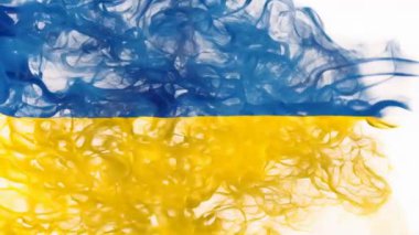 Beyaz arka planda sallanan dumanlı Ukrayna bayrağı. Ukrayna 'nın Rusya' ya karşı çatışması kavramı. Avrupa 'da uluslararası gerilim krizi ve savaş.