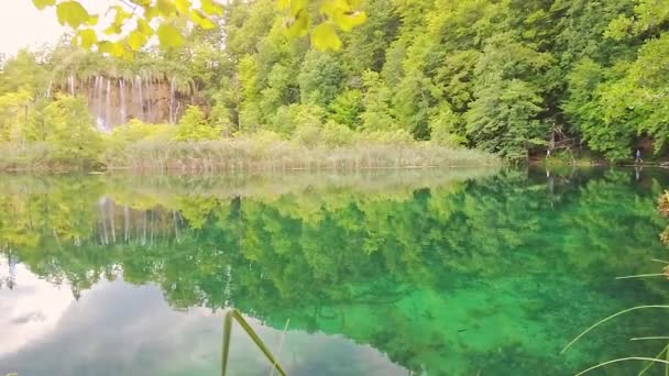 Водоспад Veliki Prstavac Відбивається Озері Поток Плітвіце Хорватії Всесвітня Спадщина — стокове відео