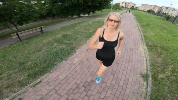 Femme Portant Gymnase Courir Dans Parc Coucher Soleil Démontrant Mode — Video
