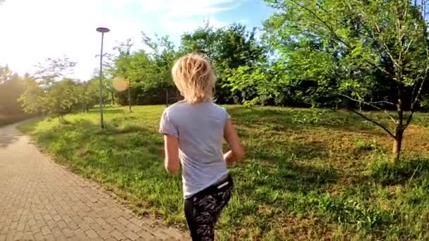 Zeitlupenaufnahme Einer Joggenden Frau Freien Park Bei Sonnenuntergang Leggings Und — Stockvideo