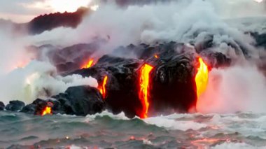Amerika Birleşik Devletleri 'nde Hawaii' deki Büyük Ada 'da Pasifik Okyanusu' na bakan Kilauea Volkanı 'nı yakalayan panoramik bir manzara. Erimiş lavların denize düştüğü sinemada..