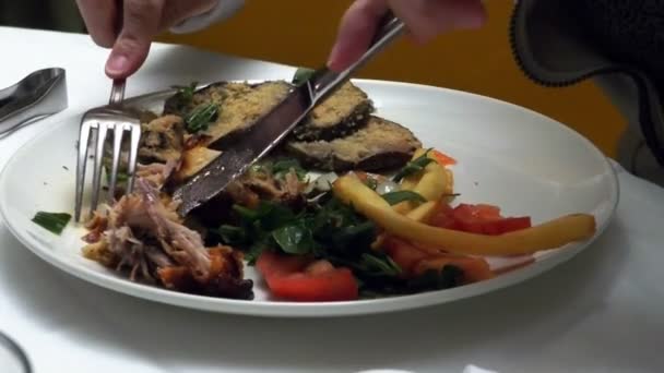 Mięso Grillowanymi Warzywami Podawane Jest Talerzu Ugotowaniu Perfekcji Jako Profesjonalista — Wideo stockowe