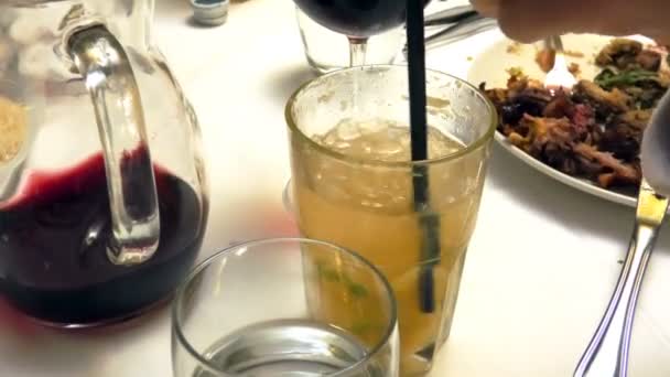 브라질 레스토랑인 브라질인 스테이크 하우스 여자가 칵테일 빨대와 라임을 혼합하는 — 비디오