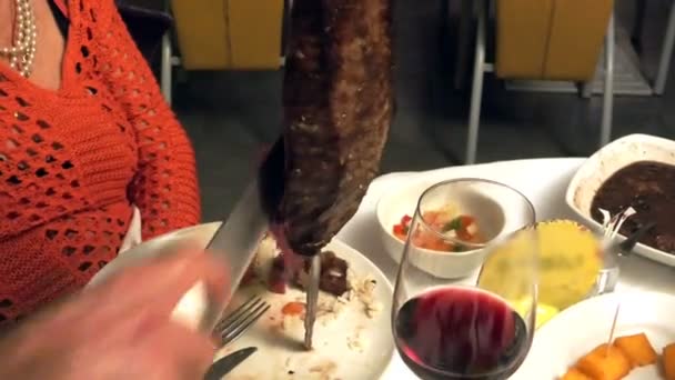 브라질 피카나 Bbq 전통적인 방법은 흔들리는 고기를 포함하고 열려있는 완벽하게 — 비디오