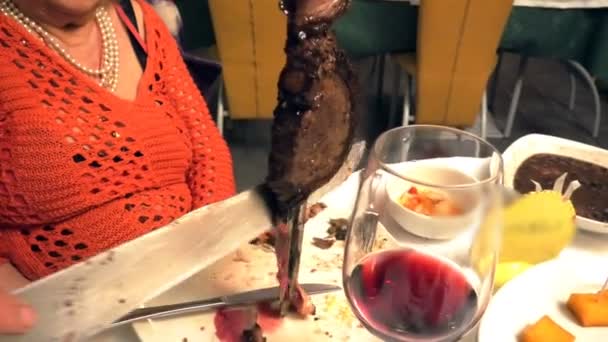 鉄の歪みの剣で肉を焼くことは ピカンと呼ばれる古典的なブラジルのBbq方法です このスタイルの調理は 剣で肉を焙煎し ブラジルのステーキハウスのプレートでそれを右に提供することを含みます — ストック動画