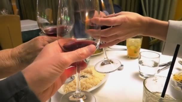 Vier Handen Met Rode Wijn Proost Een Restaurant — Stockvideo