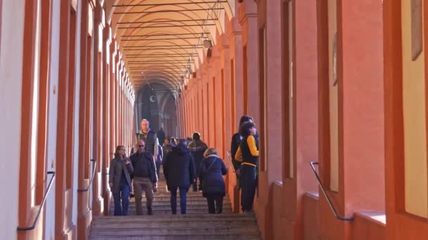 Bologna Italië Feb 2024 Pelgrims Bezoeken San Luca Sanctuary Archway — Stockvideo