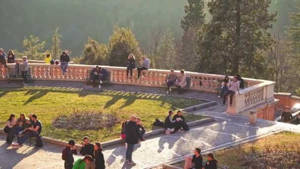 Bolonha Itália Fevereiro 2024 Turistas Sentados Pátio Santuário Madonna San — Vídeo de Stock
