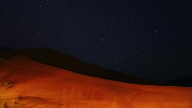Samanyolu, yıldız tarlası ve galaksileri olan mavi gece gökyüzü, boş çeyrek çöl kumullarından ya da Umman 'da Umman' daki Rub al-Khali çölünden.