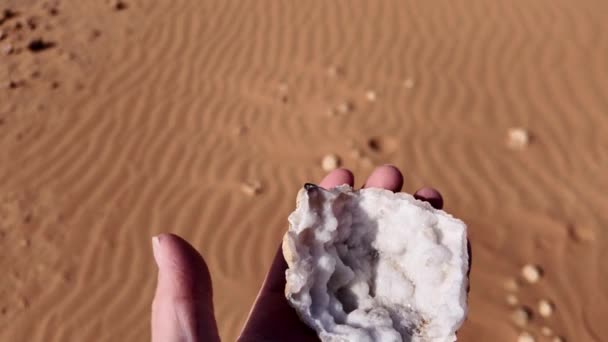 Geodes Empty Quarter Desert Oman 大地是球状的岩层 内衬晶体 如石英和方解石 岩石空腔或气泡中沉淀的矿物 — 图库视频影像