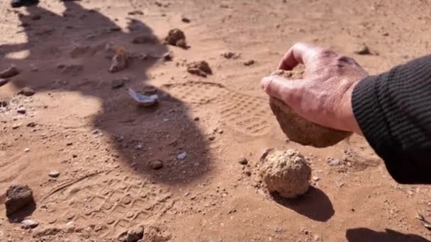 在阿曼空旷的四分之一沙漠中缓慢地粉碎大地的运动 大地是球状的岩层 内衬石英砂和方解石等晶体的洞室 — 图库视频影像