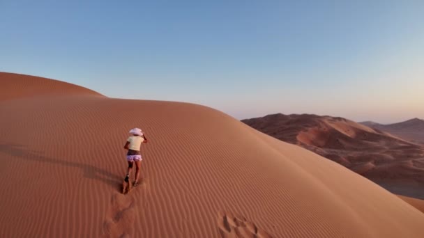 Widok Lotu Ptaka Kobiety Podbijającej Wydmy Pustej Ćwierci Omanie Samotne — Wideo stockowe